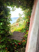 Un terrazzino tra fiori e mare